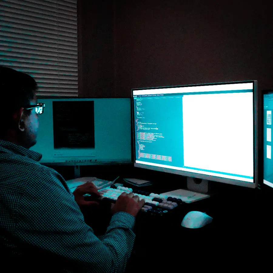 Desarrollador programando en computadora